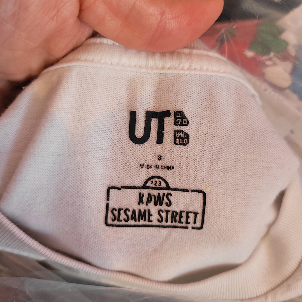 KAWS x Uniqlo Y2K Seseme Street Tee shirt Medium White Kid Collaboration Vintage - Picture 4 of 5